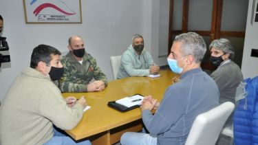 El secretario de  Gobierno del municipio de Jacobacci, Gonzalo Adaime, recibió al Ministro Banacloy y a los funcionarios que lo acompañaban. Foto: José Mellado.