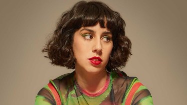 Luna es hija de Leo Sujatovich, tecladista de Spinetta en los '80 y de Mateo, líder de Conociendo Rusia.