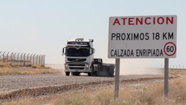 La pavimentación de la nueva Ruta 67 hacia el corazón de Vaca Muerta tiene un 20% de avance. Foto: Oscar Livera. 