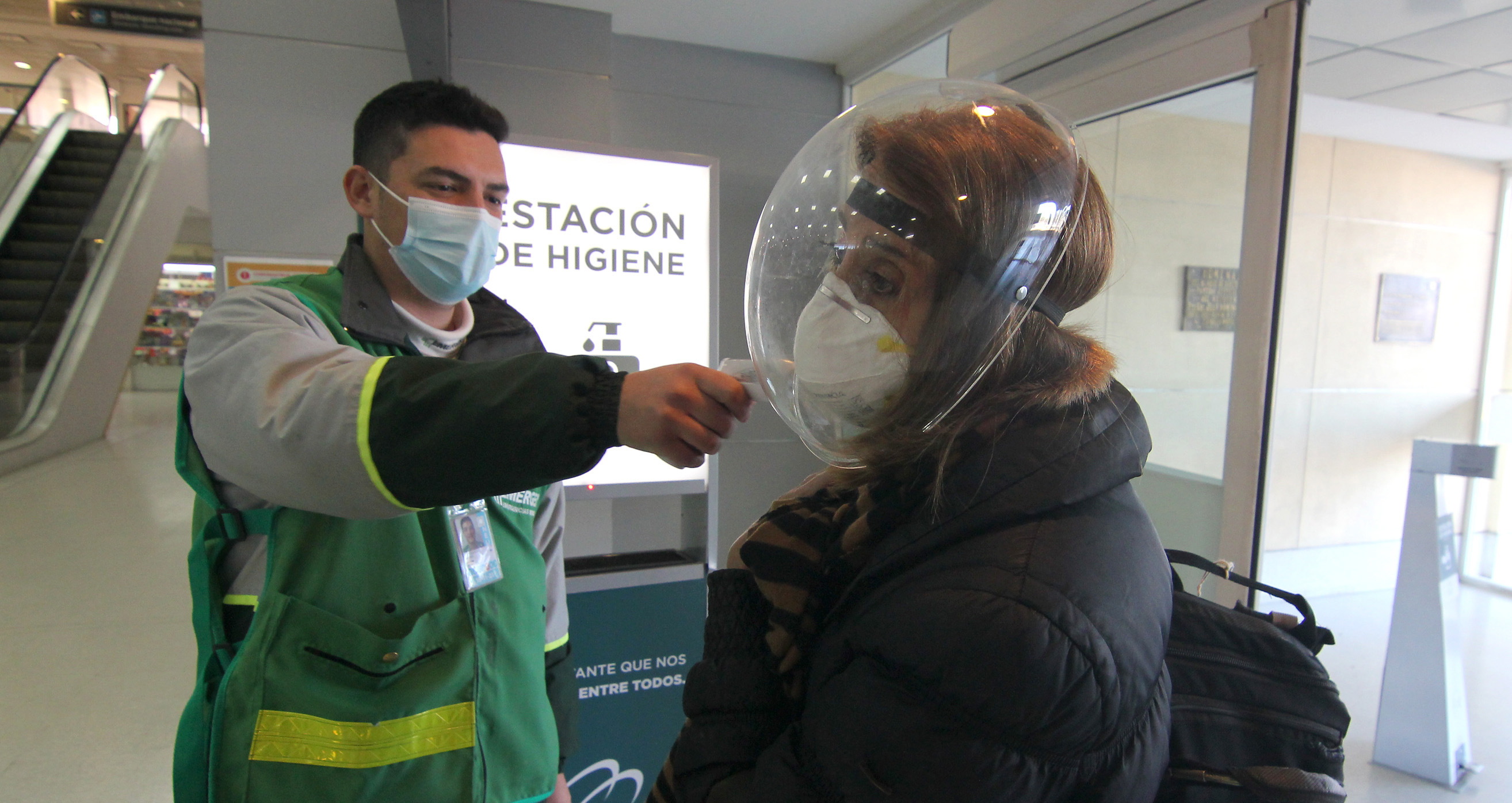 Además de los controles en el aeropuerto, Neuquén incrementará el seguimiento de los que lleguen desde el exterior. Foto: Oscar Livera.