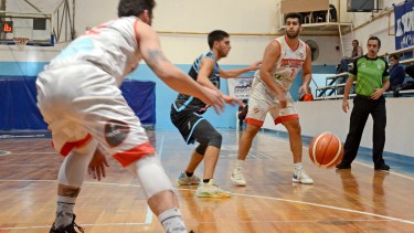 Pase de Pablo Almendra para Lucas Villanueva, dos de las figuras de Independiente, en la cancha de ADC. Foto: archivo