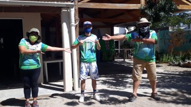 Los instructores junto a Nicolás, que se integró con emoción desde el principio a la propuesta y el grupo de la Escuela Quirón.