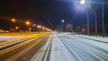 Los Menucos comienza a cubrirse de nieve. Foto: Hugo Muñoz.
