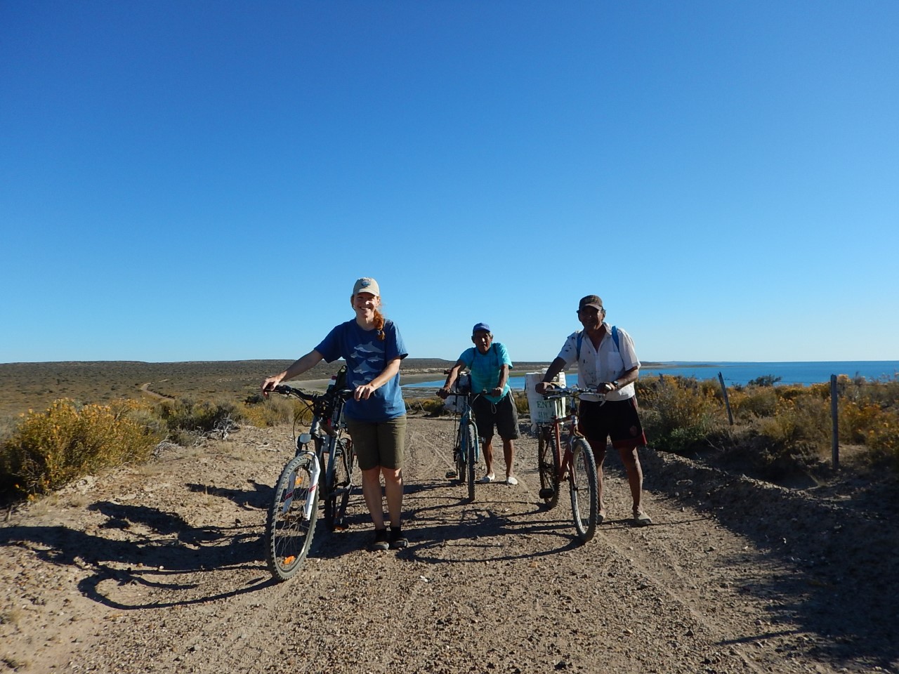 En el terreno. Ana Cinti es la bióloga que rescató la memoria de los pulperos de la Patagonia, anda en bicicleta en la costa para hacer sus estudios