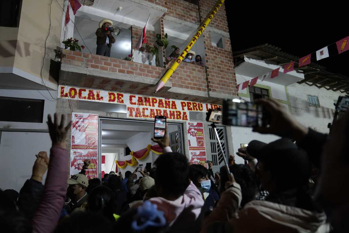 El candidato presidencial Pedro Castillo usa un megáfono para hablar con sus partidarios. Foto: AP 