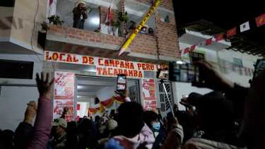 El candidato presidencial Pedro Castillo usa un megáfono para hablar con sus partidarios. Foto: AP 