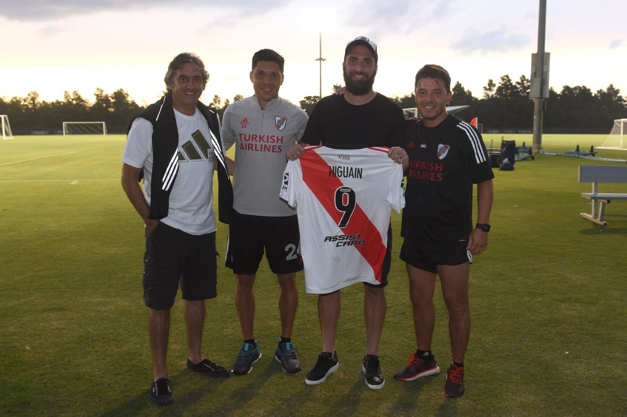 Higuaín recibió de regalo una camiseta de River y posó junto a Gallardo, Enzo Francescoli y Enzo Pérez. (Foto: Twitter River Plate)