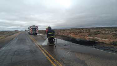 Bomberos voluntarios de Plaza Huincul limpiaron el sector
