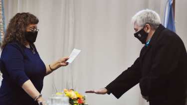 La presidenta del Concejo, Marga Yunes en el juramento a Martínez