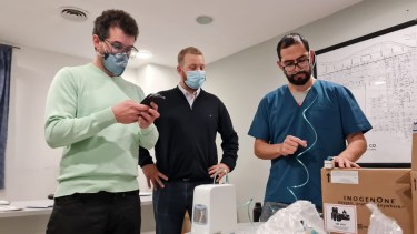Gastón Zúñiga, director del hospital (derecha) recibió los equipos