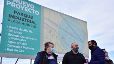 El intendente Gustavo Suárez (derecha) recorrió el predio con los empresarios 