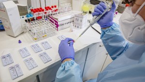 Sube la demanda de hisopados en laboratorios privados de Roca, en busca de diagnóstico