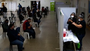 Los mayores de 40 que no se vacunaron tendrán una jornada especial en Roca