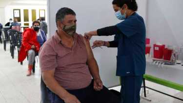 Ya están vacunando al personal de universidades e institutos terciarios. (foto: Juan Thomes)