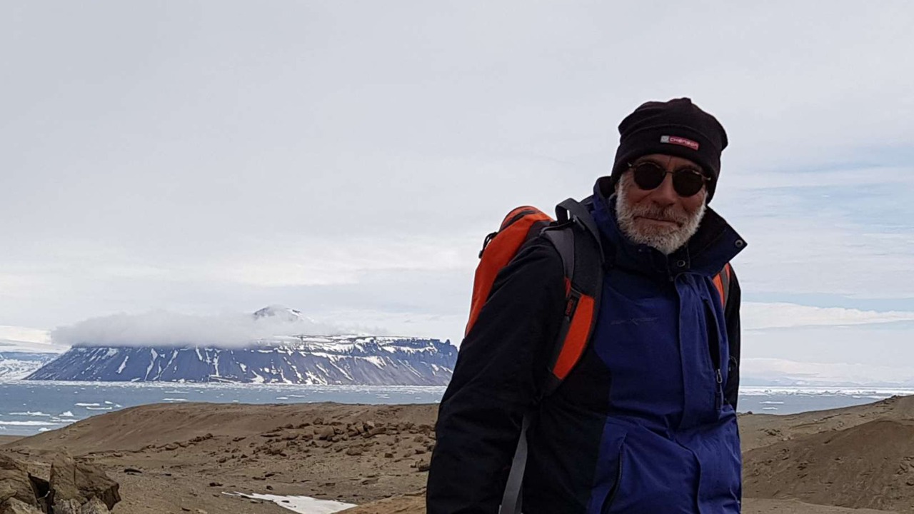 Silvio Casadío eligió dedicarse a la geología, investigar y enseñar. Estudia rocas de Patagonia Norte que permiten reconstruir las condiciones ambientales de hace 66 millones de años.