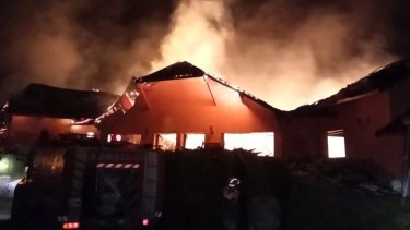 El incendio se desató a las 3 de la mañana. Foto: gentileza FM Paraíso