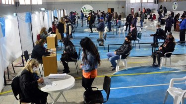 Se inicia la vacunación para mayores de 35 años sin factor de riesgo en Viedma. Foto: Marcelo Ochoa.