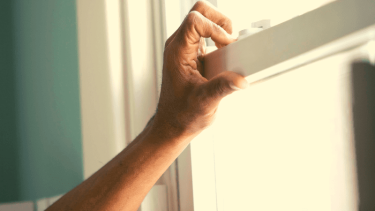 La inhalación de aerosoles emitidos por una persona infectada de coronavirus se van acumulando. De ahí la importancia de la ventilación.