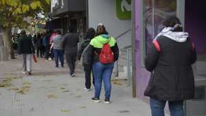 Dos cuadras de fila en el Municipio de Neuquén por certificados por obesidad para acceder a la vacuna