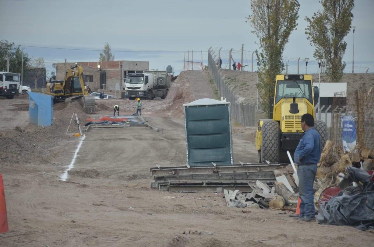 En gran  Neuquén Norte comenzaron las tareas previas a la pavimentación (foto Yamil Regules)