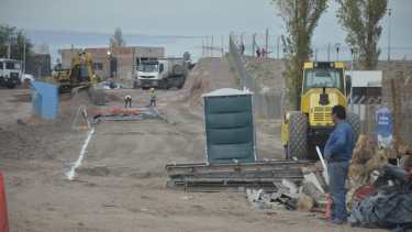 En gran  Neuquén Norte comenzaron las tareas previas a la pavimentación (foto Yamil Regules)