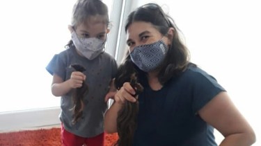 Las nenas son las que más donan cabello junto a sus mamás. Foto gentileza Fundación Seno.