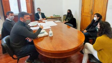Hubo una reunión entre beneficiarios y autoridades municipales. Foto Gentileza Municipalidad de Viedma. 