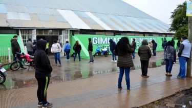 Hubo una larga fila que daba una vuelta al vacunatorio de Viedma. Foto: Marcelo Ochoa.