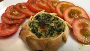 Tartinas de acelga, cebolla, salsa blanca y queso por «Cala» Calabrese