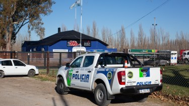 Personal de la Comisaría 48 de Mosconi trabajó en el lugar. Foto Juan Thomes.