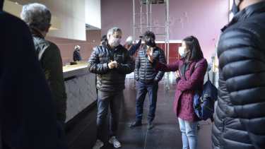 El subsecretario de Cultura de la municipalidad, Mauricio Serenelli, explica a los concejales  los alcances del incendio (foto Yamil Regules)