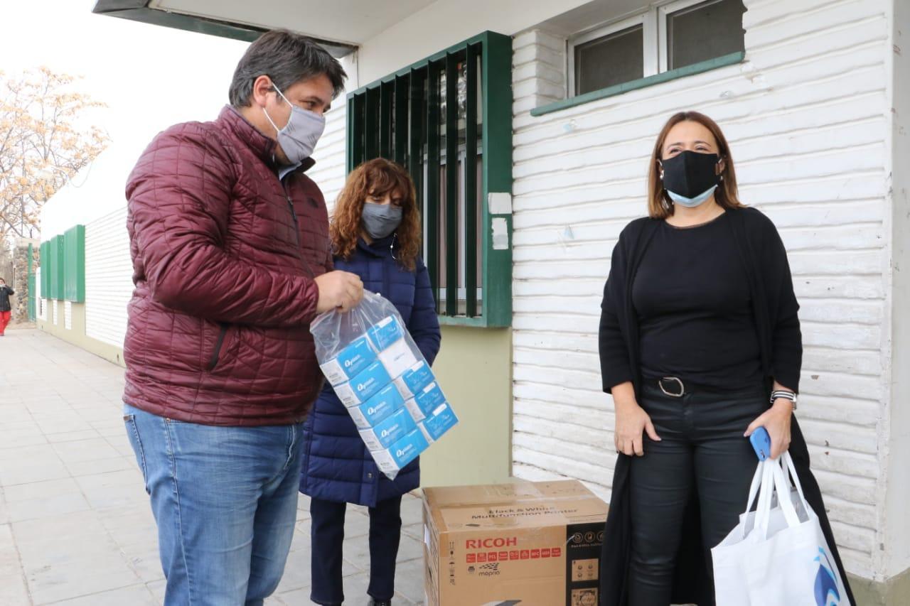 Gaido entrega los equipamientos a la titular del nosocomio.  Foto: Prensa Municipalidad de Neuquén
