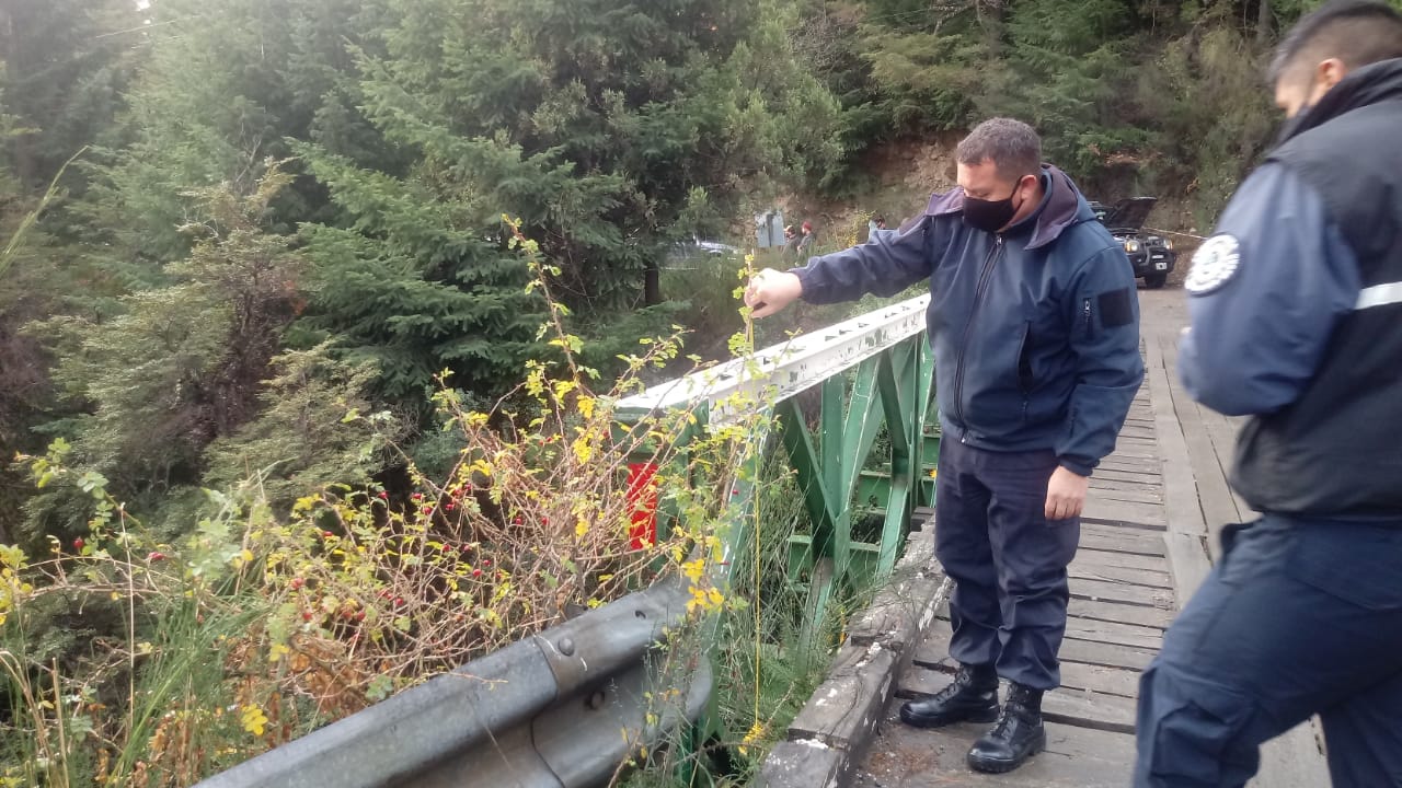 La investigación preliminar indica que la joven cayó desde el puente ubicado en la ruta provincial 79 al arroyo Goye, en Colonia Suiza. (Foto: Alfredo Leiva)