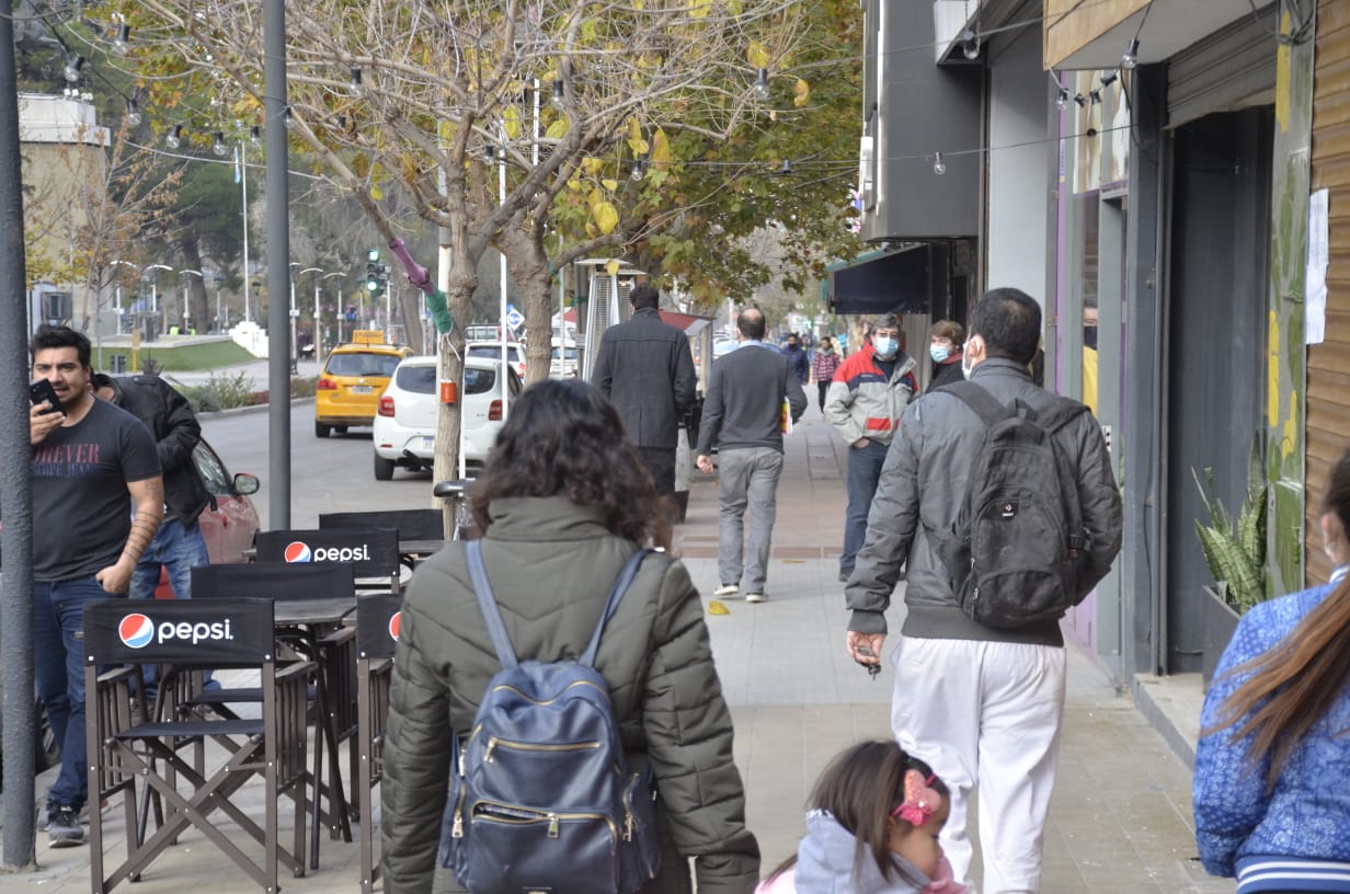 Los comercios fueron habilitados hasta las 19 y hasta las 23 los gastronómicos con retiro en puerta y delivery (foto Yamil Regules)