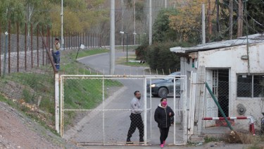 Desde el exterior al paseo costero en el sector del barrio privado no se observa aún el murallón divisorio, sólo el cerco de obra en la defensa costera. Foto Oscar Livera.