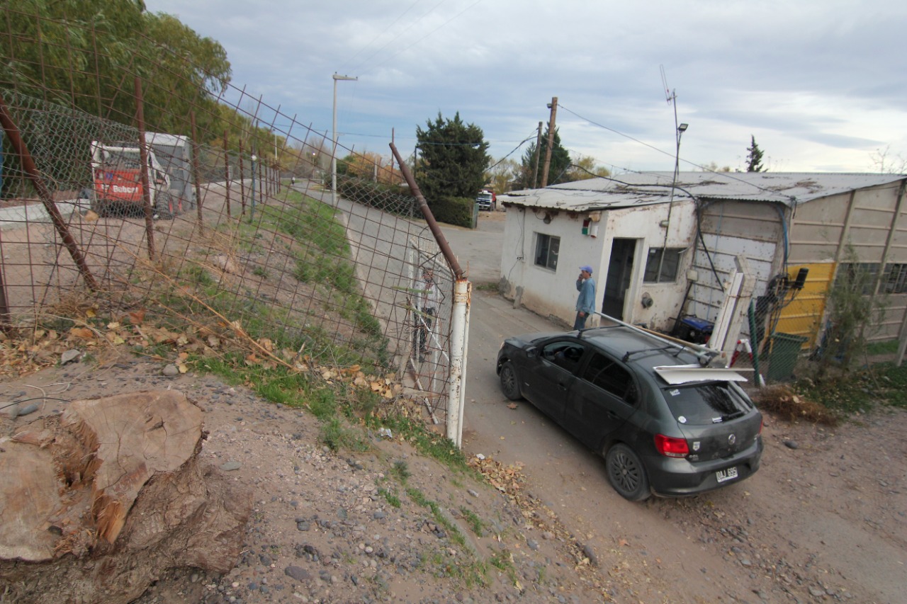 El terraplén de la AIC en obra para el paseo costero y la calle de la Costa, con el portón abierto sólo para el sector privado (Archivo)