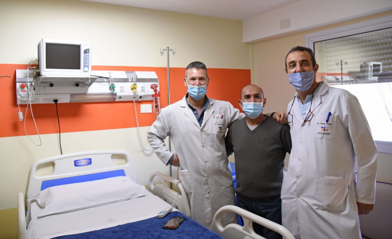 Juan, junto a sus médicos. Cada paciente forjó una amistad muy especial con sus "héroes", tras el tratamiento. Foto: Florencia Salto.