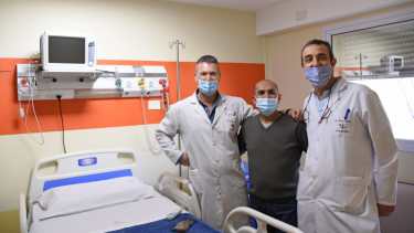 Juan, junto a sus médicos. Cada paciente forjó una amistad muy especial con sus "héroes", tras el tratamiento. Foto: Florencia Salto.