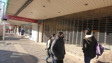 El relevamiento de los locales inactivos en Neuquén se hizo en la primera semana de junio. Foto: Oscar Livera.