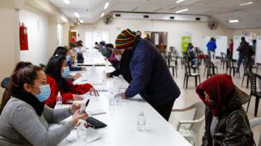 Jornada libre de vacunación ayer en Roca, para personas de 50 a 59 años sin factores de riesgo. (Foto: Juan Thomes)