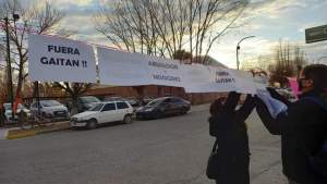 Manifestación en contra de la asunción del exfuncionario Gaitán en la cooperativa de Plottier