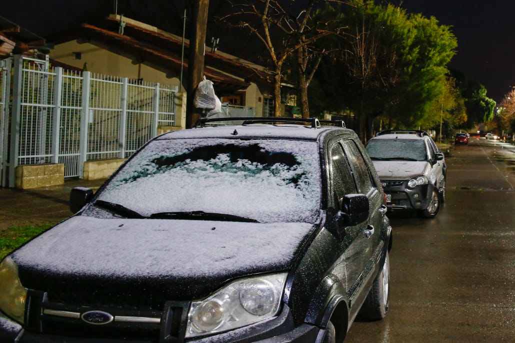 La nieve dijo presente en Roca. Fotos: Juan Thomes