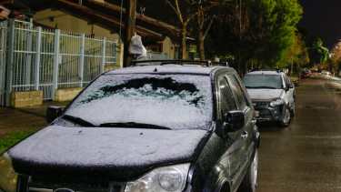 La nieve dijo presente en Roca. Fotos: Juan Thomes