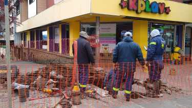 Los operarios de Aguas Rionegrinas trabajan en la vereda de Mitre y Quaglia para reparar una cañería. 