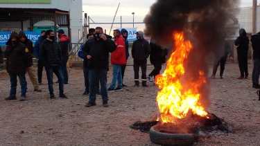 La protesta de los vigiladores esta mañana, en el parque industrial de Añelo. (Gentileza).-