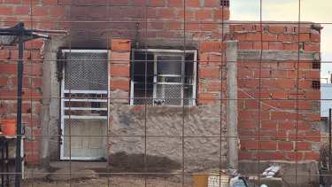 Doce bomberos trabajaron por casi una hora para extinguir el fuego. Foto Andrea Vázquez.