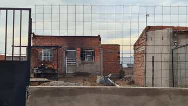 Las pérdidas en la casa fueron totales y ya se organizó una colecta para ayudar a la familia. Foto Andrea Vázquez.