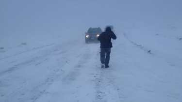 Con una camioneta 4X4  tres efectivos pudieron acercarse hasta la zona del rescate. Foto: Gentileza