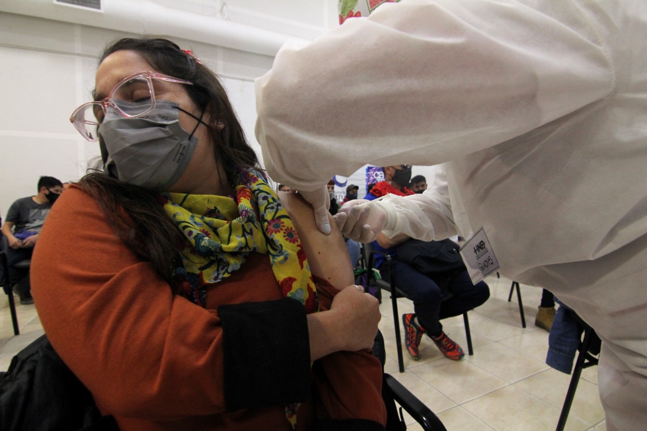 La campaña de vacunación en Centenario. Foto: Oscar Livera