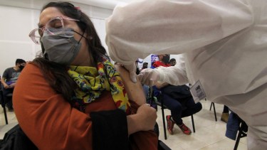 La campaña de vacunación en Centenario. Foto: Oscar Livera